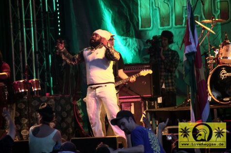 Fantan Mojah (Jam) with The House Of Riddim Band 16. Reggae Jam Festival - Bersenbrueck 30. Juli 2010 (19).JPG